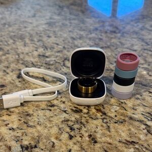 Like new qalo slim qrnt smart ring in gold size 7